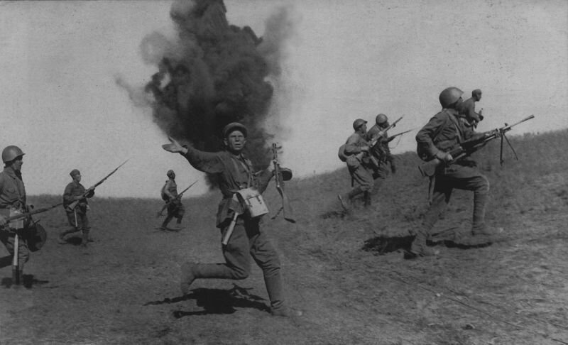 Атака советской пехоты, период Сталинградской битвы. 
Фотография: Аркадий Шайхет, первоначальное авторское название — «Политрук».