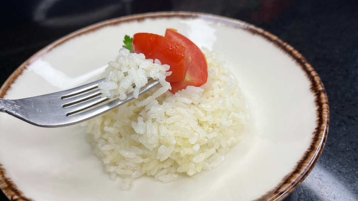 Большая кастрюля риса.