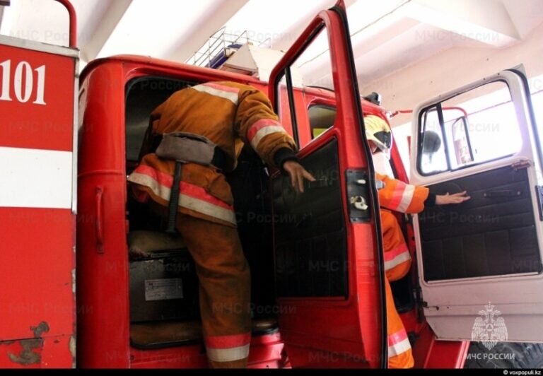    В Оренбурге ночью загорелись два автомобиля Елена Шкатова