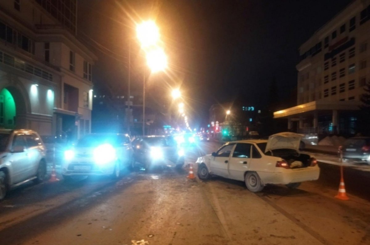    Массовую аварию в Тюмени на ул. Советской устроил 19-летний студент