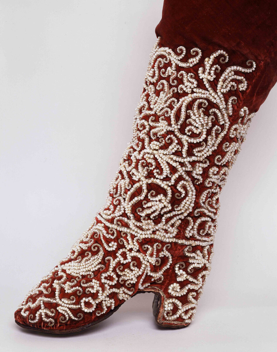 Сапожок. Россия, вторая половина XVII в. Высота: 56 см; длина ступни: 20,7 см; высота каблука: 4 см.