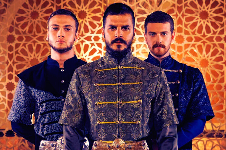 Шехзаде Мустафа со своими сводными братьями - Баязидом и Селимом. (Кадр из сериала «Великолепный век»).