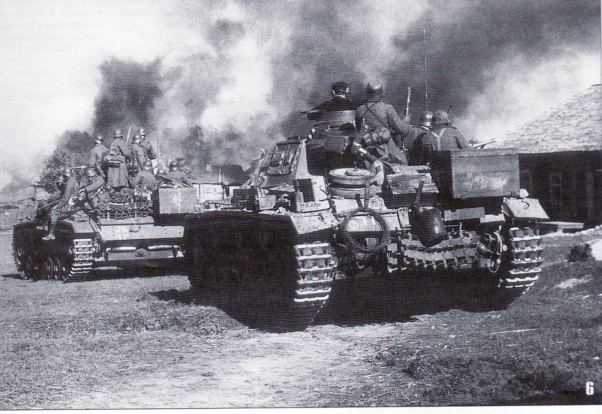 Красные немецкие танки. Танковая группа Гудериана 1941. 11 Танковая дивизия вермахта 1941. Немецкая операция «Тайфун» 1941. Наступление вермахта 1941.