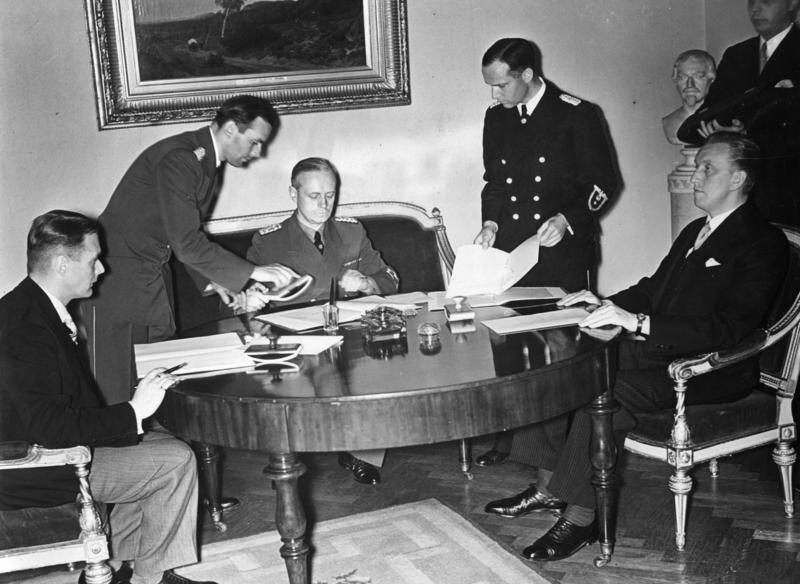 Подписание  германо-латвийского и германо-эстонского пактов о ненападении. Сидят  (слева направо): В. Мунтерс, И. фон Риббентроп, К. Сельтер – министр  иностранных дел Эстонии
