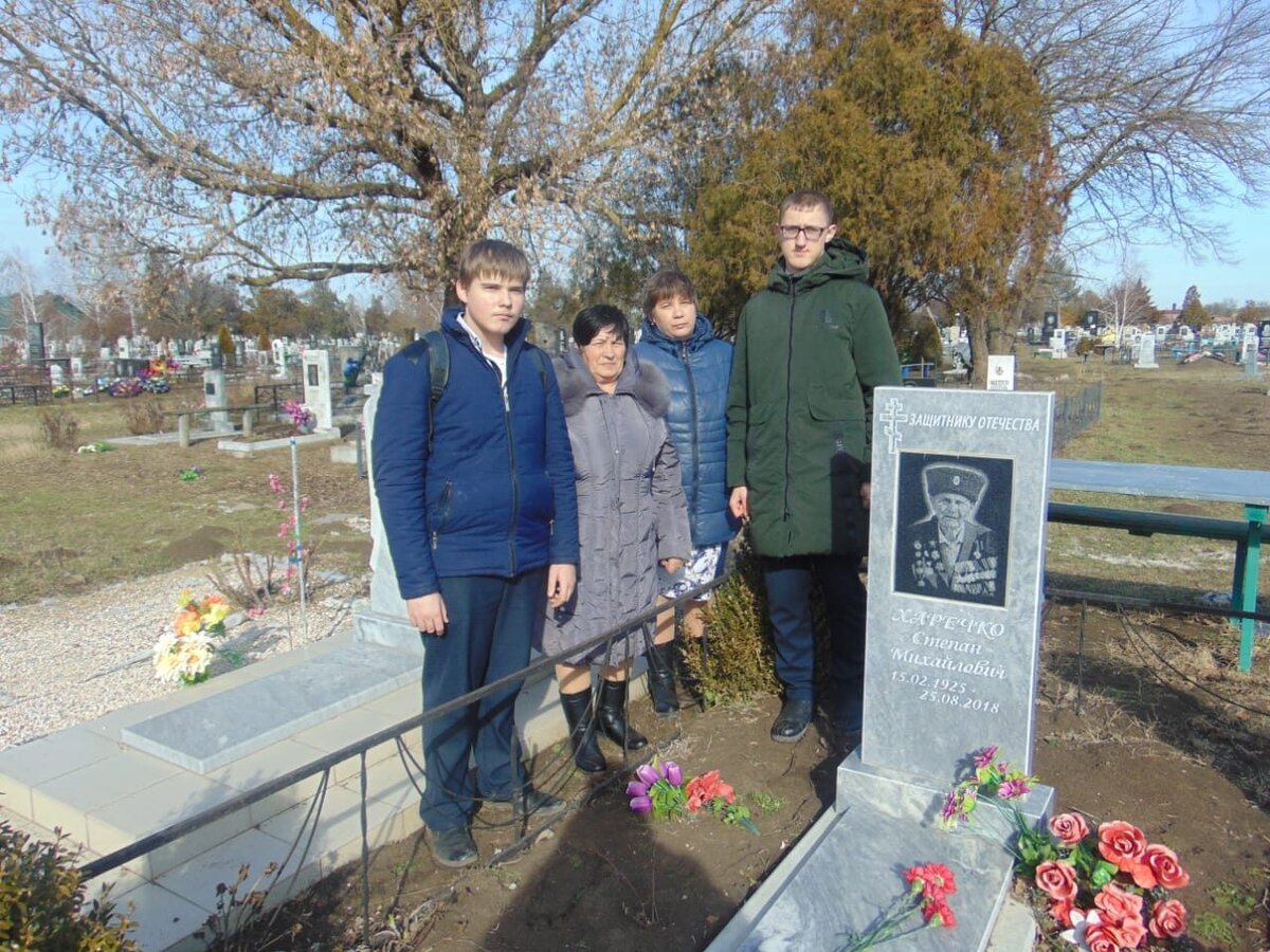 Краеведческая группа музея Светоч на могиле у ветерана ВОВ С.М.Харечко