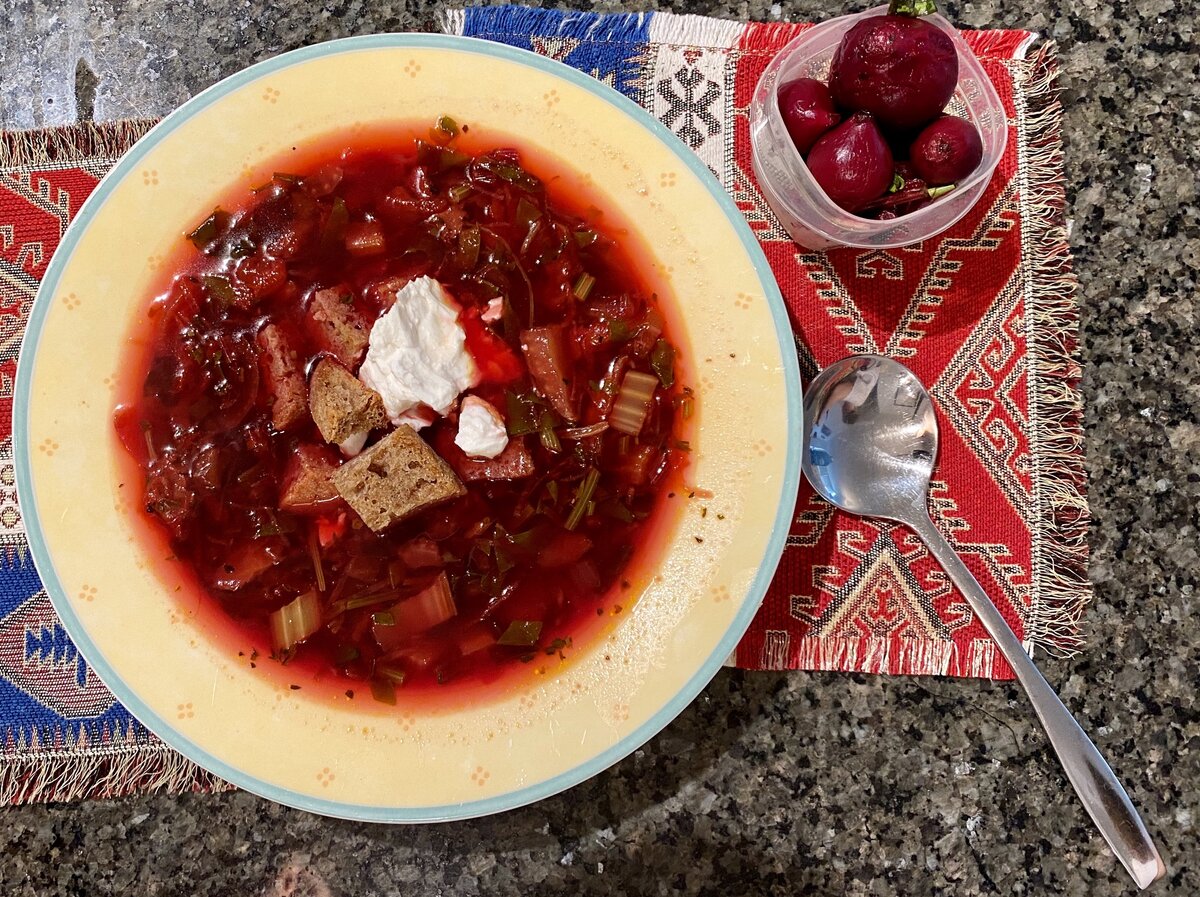 SOUP DU JOUR #3: горячий ботвинник из молоденькой свеклы | Culinary_Leaks |  Дзен