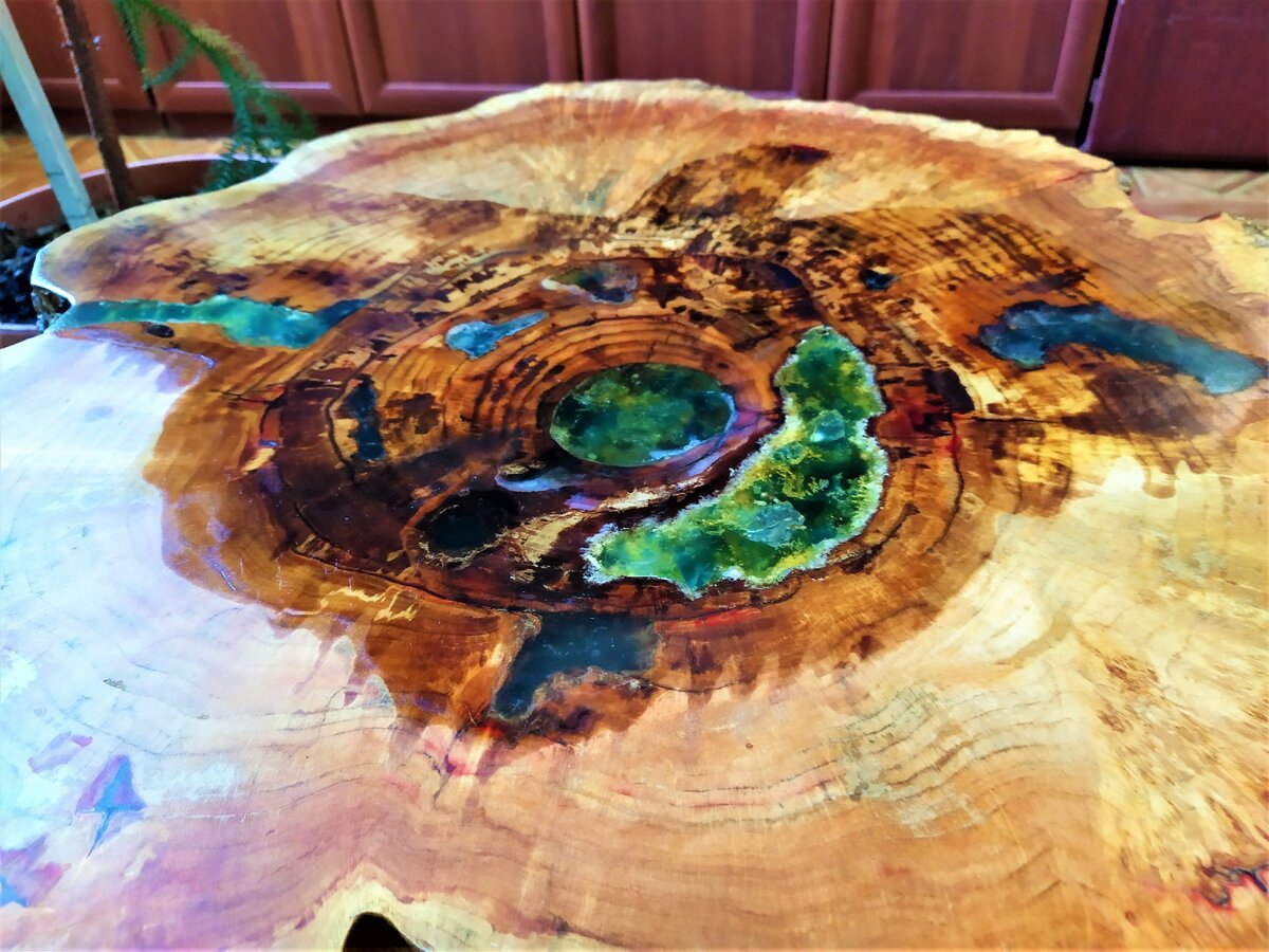 Спил дерева стал столом