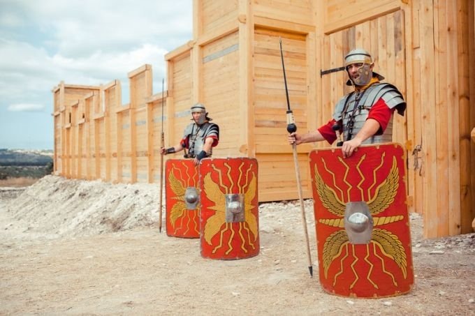 Римские легионеры у ворот форта-каструма на Федюхиных высотах. Фото: legvmac.ru