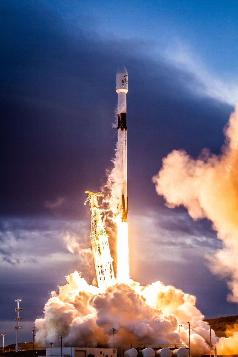 фото SpaceX - РН Falcon 9 B1049