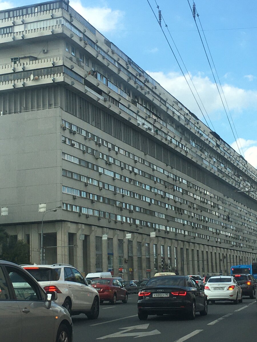 Здание-«корабль» на Тульской. Личное фото 