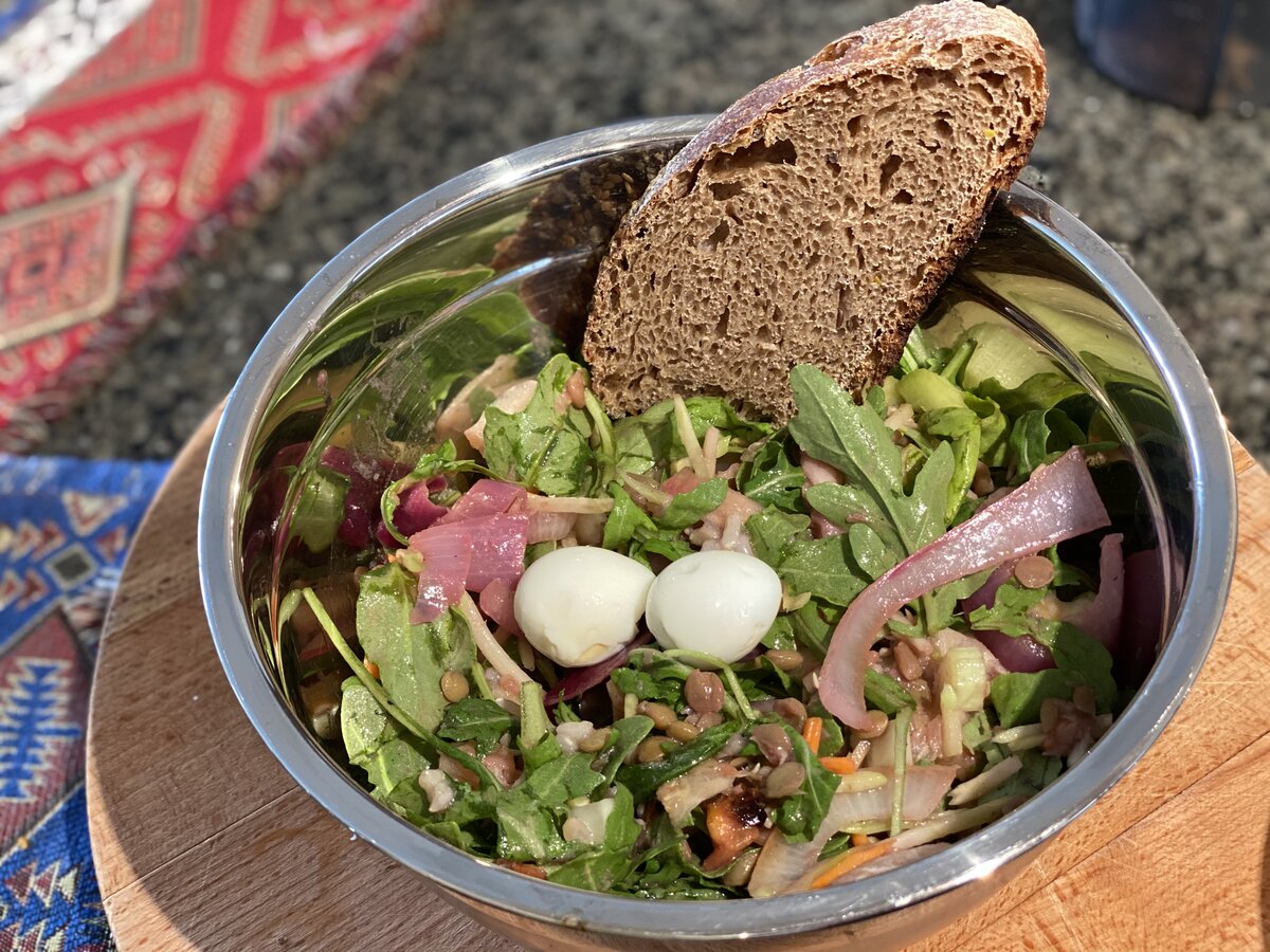 Салат с тёплой телятиной и пшеницей эйнкорн