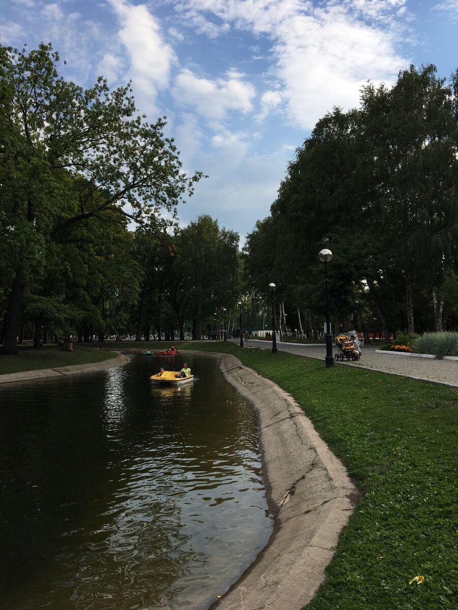 Пруд в центре парка