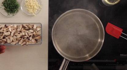 1. На растительном масле обжарить мелко нарезанные шампиньоны до золотистой корочки, добавить мелко нарубленный чеснок и обжаривать его вместе с грибами, помешивая, до сильного чесночного запаха. Добавить мелко нарубленной петрушки, перемешать и снять с огня.