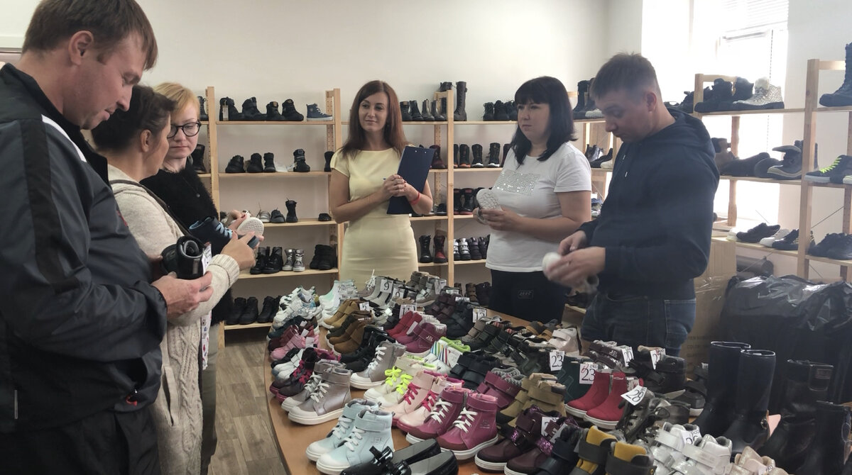 группа экспертов оценивает новый ассортимент