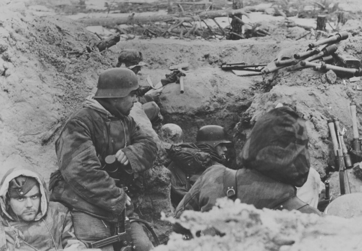 Немецкие солдаты в окопах 1945