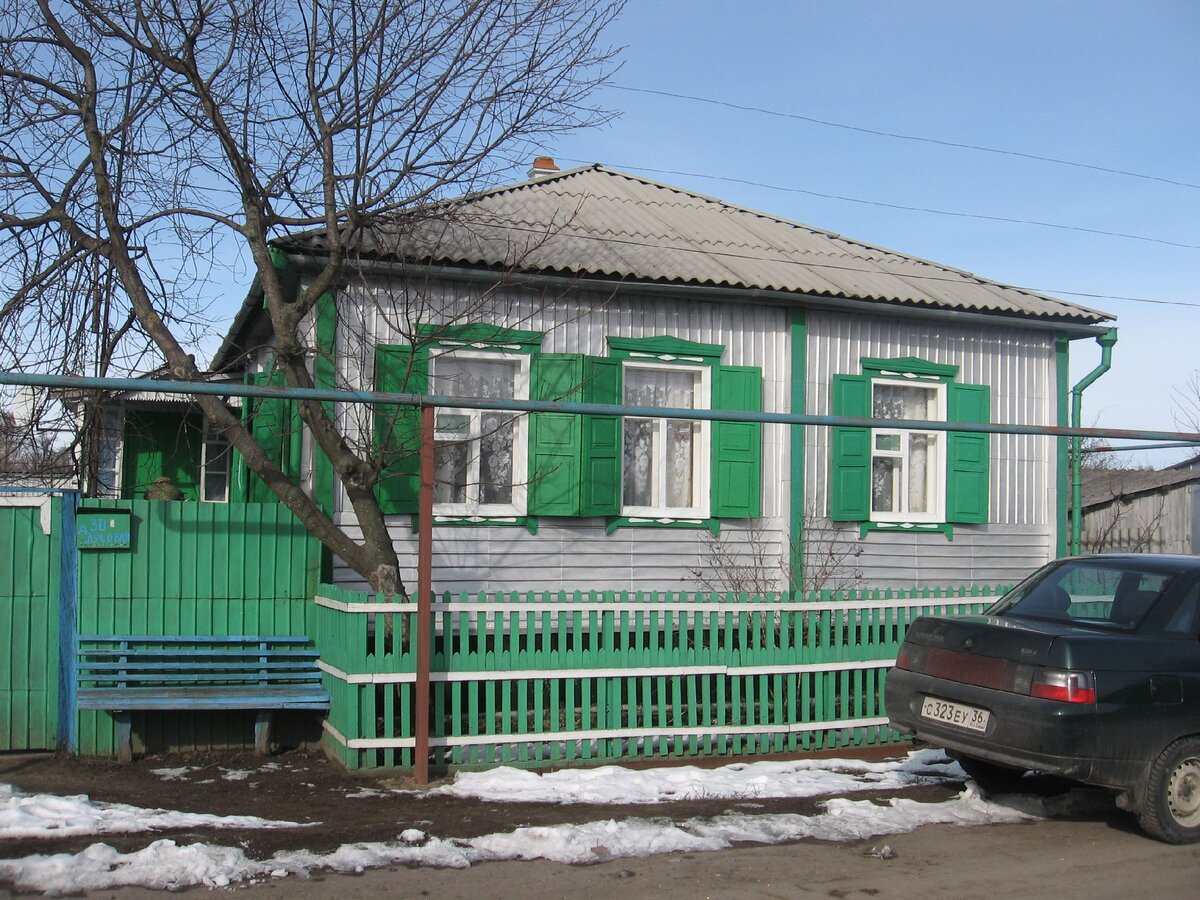 Русский крестьянский  дом не предполагает закрытости с улицы.