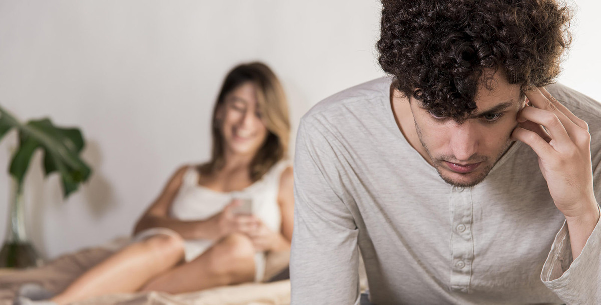 Мы продолжаем тему секса. В принципе, в интернете по этой теме сказано, показано и написано очень много, моя точка зрения не претендует на эксклюзивность информации, пишу и снимаю видео я не потому, что хочу донести принципиально новую информацию, а потому что каждому человеку нужен свой язык объяснения одного и того же явления. Я пишу для тех, кто понимает мой язык, потому что сама не слушаю и не смотрю подряд все, что касается любой, интересующей меня теме. Умение фильтровать информацию, людей и образы создает в нашем мозгу целостность и то мнение о событии, предмете или человеке, которое мы называем адекватным. Итак, я продолжаю отвечать на наиболее часто задаваемые вопросы по отношению к теме «сексуальные отношения».
Как часто супруги должны заниматься любовью?
Могут ли быть отношения без секса?
Мужчина избегает секса

КАК ЧАСТО СУПРУГИ ДОЛЖНЫ ЗАНИМАТЬСЯ ЛЮБОВЬЮ?

Все зависит от нескольких факторов:Первый — сексуальная потребность, какие-то пары сексуально темпераментны, какие-то нет. Кому-то достаточно и раз в месяц, а кто-то несколько раз в неделю.Второй — уровень напряжения, который сбрасывается через секс.Третий — период в браке: обычно в начале отношений занятия любовью носят более частый характер.Четвертый — возраст: известно, что с возрастом либидо понижается.

Однако, тут я бы хотела отметить, что не у всех и не всегда. У нас есть такая штука как статистика, которая убивает всякую романтику. Если у 90% сексуальная потребность снижается к 60-70 годам, то это норма. И приводятся в пример невырабатываемые гормоны, артриты и опасность инсультов и инфарктов. Ничего подобного, это все плата за цивилизованное общество, которое ушло от естественных процессов, заменив свою жизнь сидением около телевизора и поеданием таблеток.
В этой связи мне вспомнился один забавный случай: так как психолог я поневоле, а в нормальной жизни я уже больше 20 лет занимаюсь своим бизнесом, то был у нас один проект с норвежцами, мы делали релаксационную комнату в доме престарелых, с различными современными приборами, тренажерами и удивительными изобретениями. Прихожу я как-то через полгода по другому делу в этот дом престарелых и разговариваю с заместителем директора Анной Михайловной. Вот она мне и рассказывает, что наша комната превратилась в комнату свиданий, а через неделю у них свадьба у старенькой 85-летней бабушки и дедушки, которых она застала в этой релаксационной комнате, занимающихся любовью. Так что любовь и секс не имеет границ, разве что в нашей голове.


МОГУТ ЛИ БЫТЬ ОТНОШЕНИЯ БЕЗ СЕКСА?

Могут, в жизни может быть все. Помните, я рассказывала в одной из статей и на видео про пять языков любви Гэри Чепмена, где например забота друг о друге может быть настолько значимой, а телесные выражения любви нет, что места сексу нет в отношениях. И в своей практике я встречала пары, когда мужчина приходит ко мне и говорит, что люблю свою жену сильнее даже детей, она такая молодец, во всех отношениях, мудрая, сильная, хорошая хозяйка и мать наших детей, заботы и внимания сверх крыши, живем в достатке, но сексуально не привлекает, она мне стала сестрой, а не женой. А что она, спрашиваю, проявляет желание секса. Нет, говорит, уже живем последние лет 5 без секса, но душа в душу. Вот так происходит иногда, живут же как-то, справляются со своими сексуальными нуждами. Если они у них присутствуют, и они их не заменяют другими интересными занятиями.Бывают еще такие пары, которых объединяет, например, общая цель – открытия в области медицины, генетики, биологии и т.д. Они порой и кушать забывают среди своих научных разговоров и исследований, у них вся энергия концентрируется в создании очень мощных нейронных связей, все силы уходят на мыслительный процесс. А как мы знаем, наш мозг потребляет при очень небольшом процентном отношении к массе тела до 25% энергии, а это очень много, поэтому такие пары увлечены другим «наркотиком» и совершенно спокойно обходятся без секса.
МУЖЧИНА ИЗБЕГАЕТ СЕКСА

