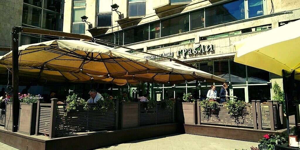 Теперь кафе, никому не мешает, все законно...