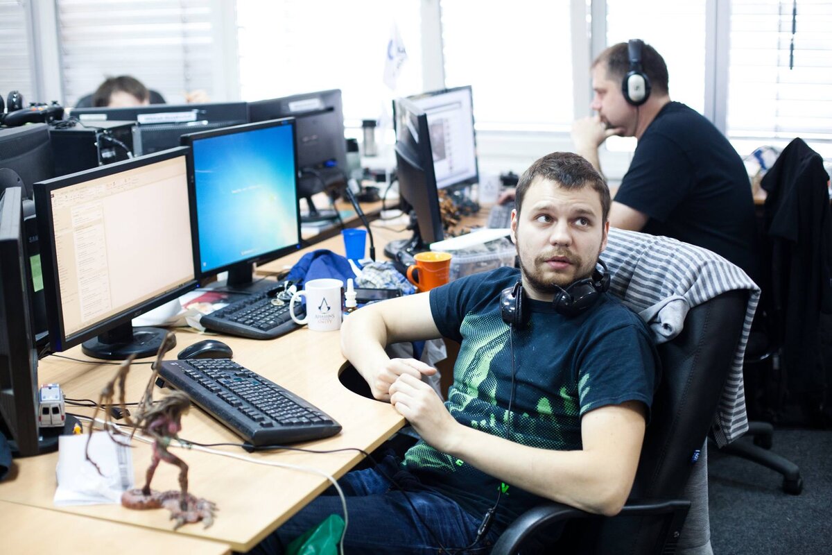 Сотрудник-программист будет работать на стандартном предприятии или в специализированной IT-компании, при наличии знаний и достаточных навыков