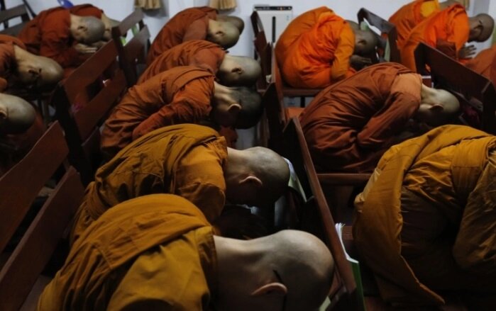 Молиться, поститься, слушать радио ... Будда FM