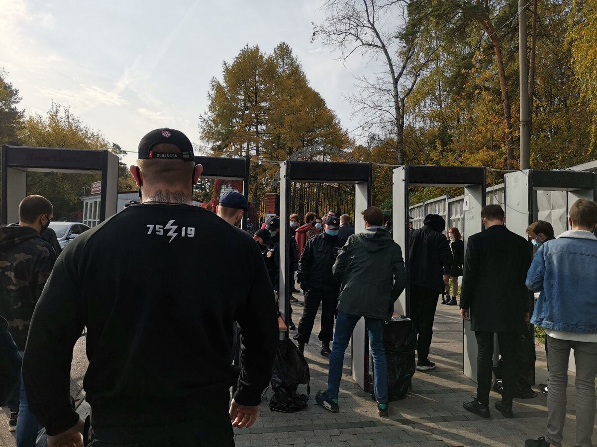 Рамки на входе, возле них - горы газовых баллончиков и ножей, со средствами самообороны на похороны не пускают