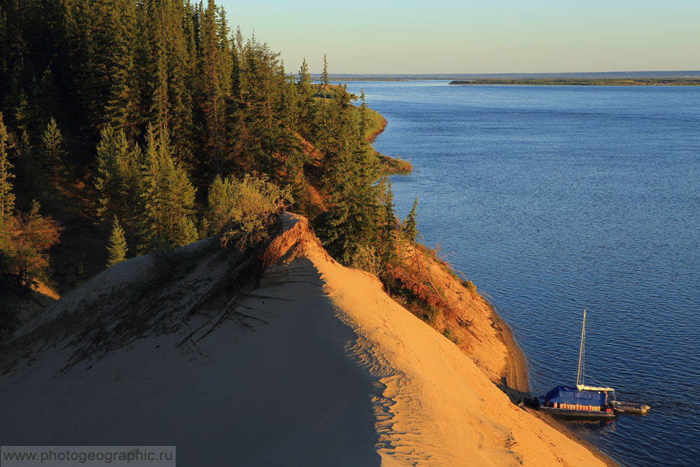 Здесь совсем небольшой распадок, в устье которого и встали.