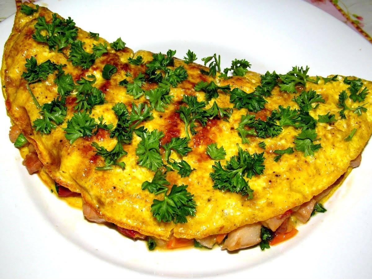 Интересные варианты завтраков из продуктов, которые всегда есть в холодильнике. Эти блюда оставят время на то, что бы досмотреть утренние сны!Ленивый пирог с сосисками

Ингредиенты:170 г первосортной муки;
270 мл кефира;
2 куриных яйца;
250 г сливочных сосисок;
1 ч. л. пекарского порошка;
1/3 ч. л. крупной соли;
180 г твердого сыра;
растительное масло.
Вылить в большую миску нехолодный кисломолочный продукт. Слегка взбить кефир венчиком с солью и всеми яйцами. Сразу всыпать в массу пекарский порошок. Перемешать ингредиенты до однородности.Твердый сыр крупно потереть. Сосиски очистить от пленки. Смешать компоненты начинки, добавить их в тесто.Выложить получившуюся массу в подготовленную стеклянную или силиконовую форму. Выпекать быстрый пирог к завтраку 40 – 45 минут при средней температуре. Подать с ароматным чаем или холодным молоком.С начинкой для такого пирога можно бесконечно экспериментировать. Например, использовать вместо сосисок вареную курятины или свинину, ветчину, креветки, копченые колбаски.Быстрая запеканка из творога

ми со сладким кофе.