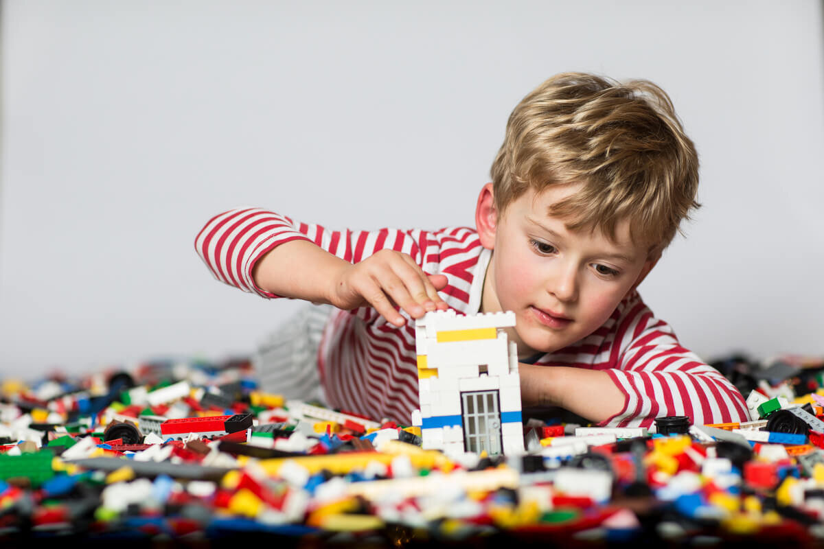 Ребенок собирает конструкцию (фото взято из открытых источников)