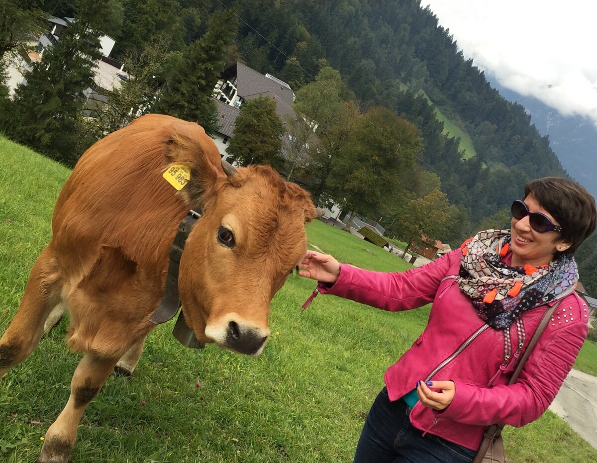 Автор и прелестная модель баварской сборки. Это бычок молочной породы. Фото из личного архива автора принадлежит автору 