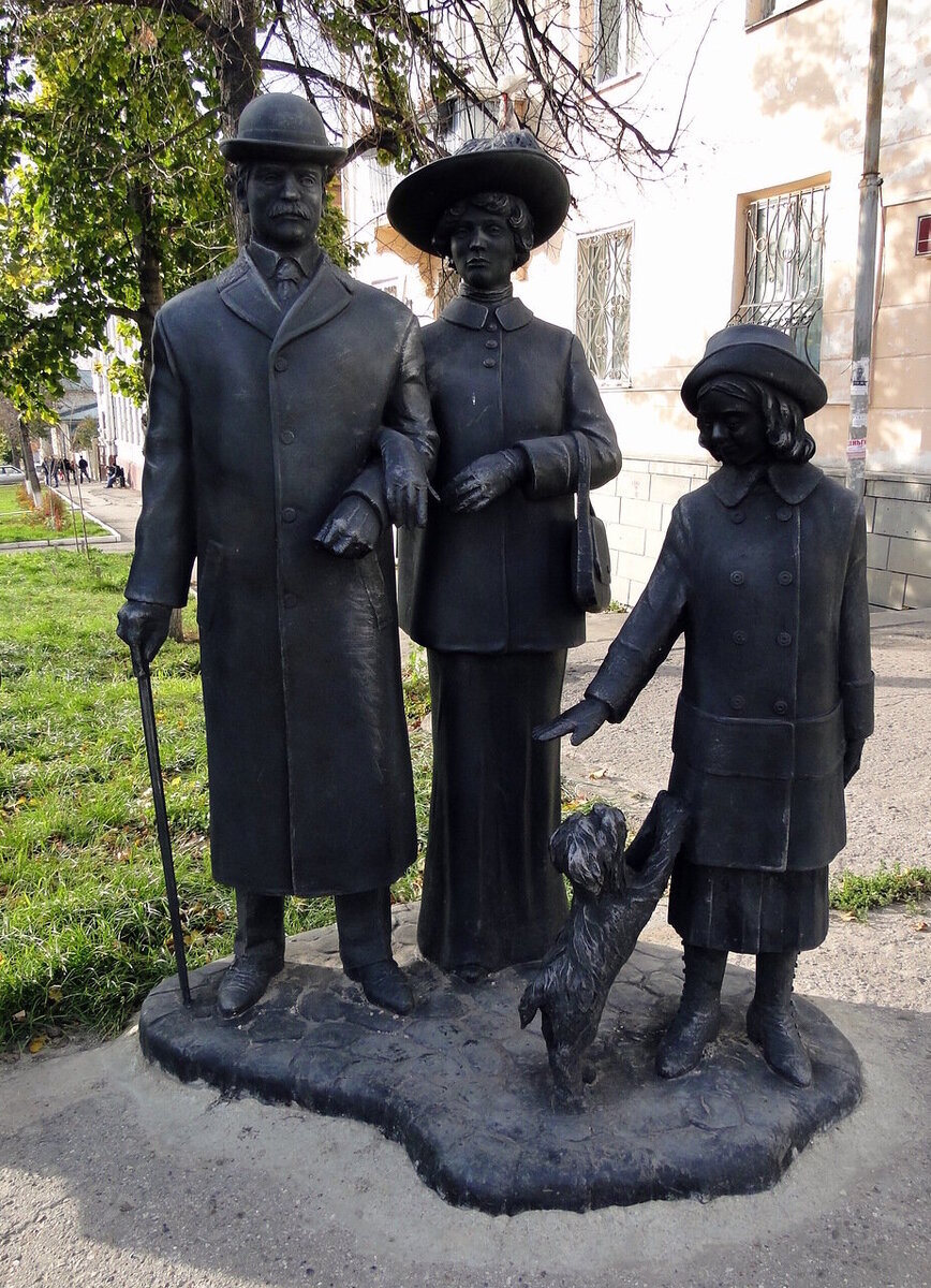 Памятник семье в г. Ульяновске.