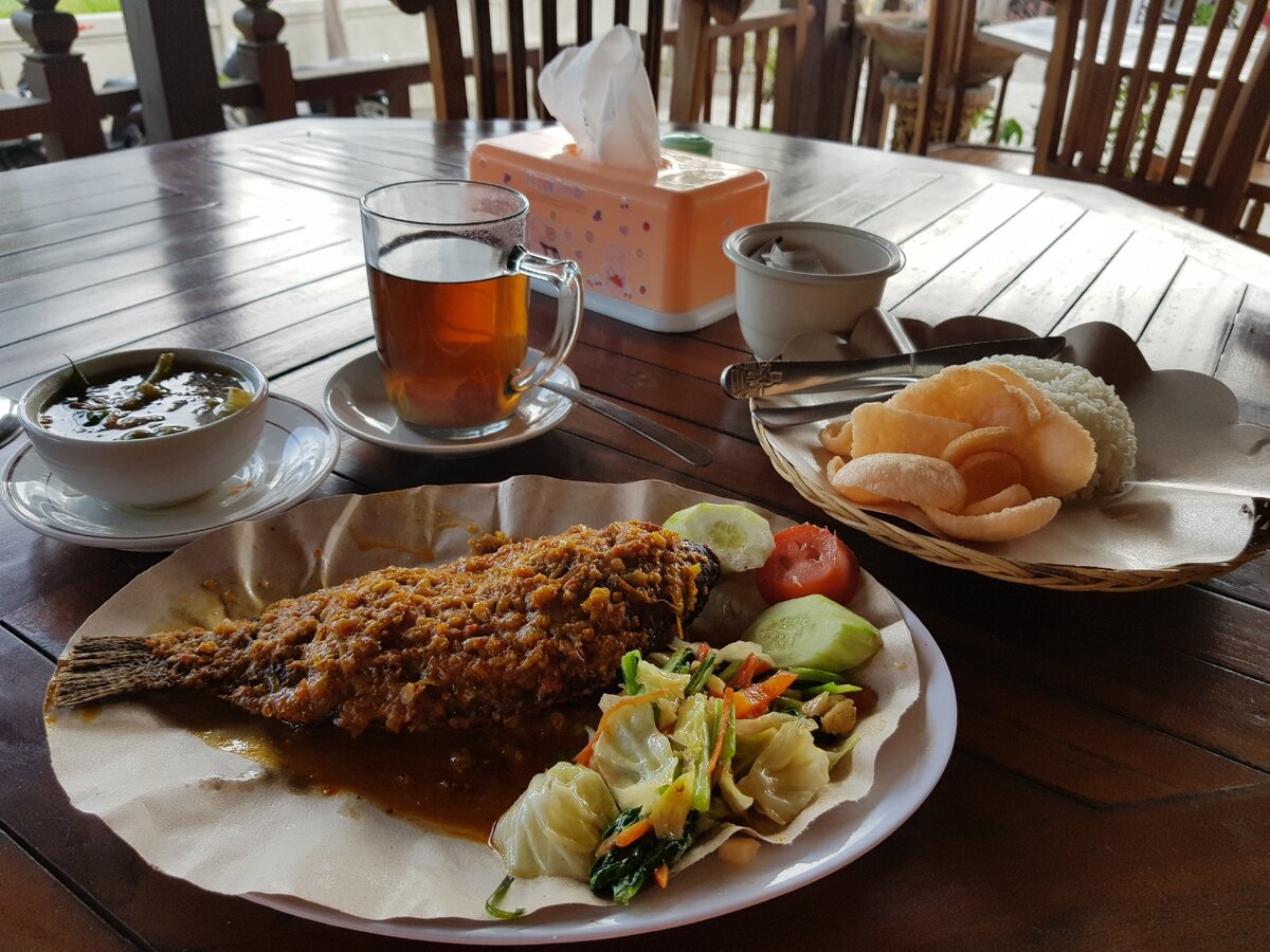 Комплексный ужин в отеле на берегу озера Батур.