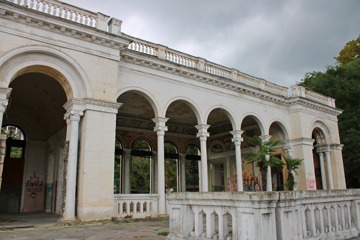 Тонкие колонны придают павильону лёгкость и изящность