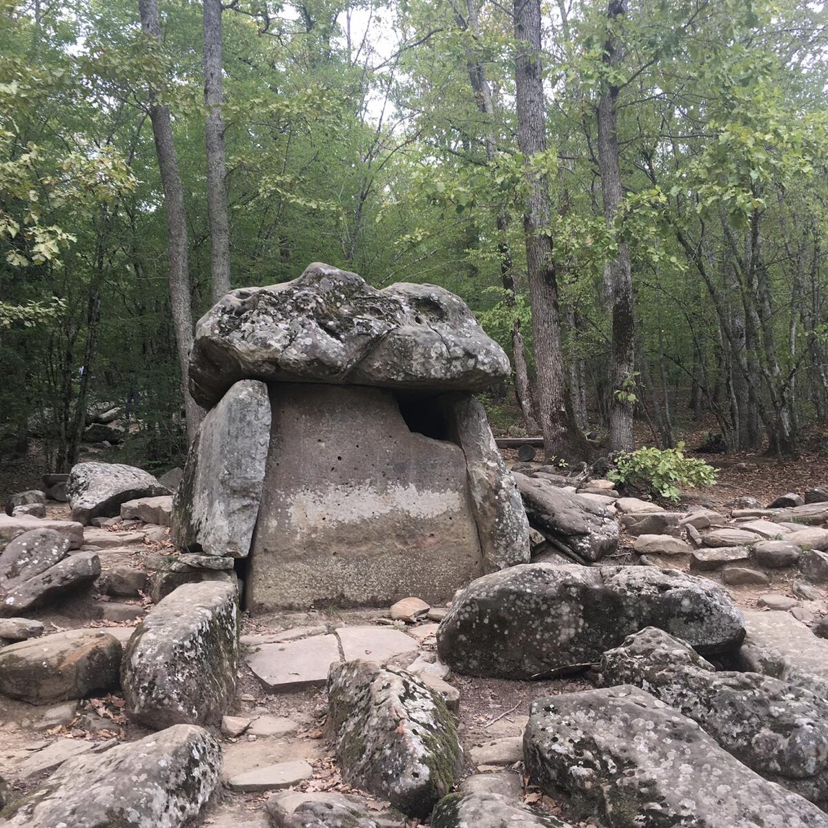 Даже для историков происхождение дольмен остаётся загадкой.