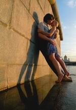 — жесткий (или направленный) — образует резко очерченные, глубокие тени (см. фото 2 — 4). Это свет солнца или осветительных приборов с малым размером светящегося тела: ламп накаливания, уличных фонарей, спотов (специальных источников направленного жесткого света, дающих очень узкий пучок лучей).


Искусственный свет

На улице есть только один источник света — солнце, и управлять им фотограф не может, в отличие от студии, где со светом можно делать все что угодно. Работая в студии, я стараюсь освещать кадр так, чтобы повторить воображаемое естественное освещение. Например, имитирую свет солнца, полоски теней от жалюзи или свет из окна. При таком подходе к работе со светом удается снимать «правдивые» фотографии, рассматривая которые зритель испытывает радость узнавания (фото 6).

Для получения рисующего света можно использовать все виды осветительных приборов, однако людей удобнее снимать с импульсными источниками, потому что съемка подвижных объектов требует коротких выдержек. Вспышки выдают мощный импульс за сотые доли секунды, это позволяет гарантированно избежать шевеленки. Натюрморты, напротив, лучше освещать приборами с галогеновыми лампочками. Постоянно горящий свет дает возможность тщательно, не торопясь, выстраивать композицию, а длительность выдержки в этом случае не может повлиять на результат съемки.

Мягкий свет не образует резко очерченных, глубоких теней. Такой свет можно получить, когда светящееся тело источника света имеет излучающую площадь настолько большую, что она как бы охватывает объект и справа и слева. Один и тот же софтбокс или зонтик может работать очень мягко, если его подвинуть вплотную к объекту съемки, и очень жестко, если отодвинуть на большое расстояние от него.

Для получения мягкого света вовсе не обязательно пользоваться дорогими софтбоксами. Иногда можно получить очень мягкий свет, направив вспышку в потолок или на белую стену. Я часто пользуюсь для этого листами пенопласта, которые хорошо рассеивают свет, не меняя его цветовой температуры. Очень удобны складывающиеся лайтдиски (натянутые на стальную пружину отражатели света). Они также служат отличным источником мягкого рассеянного света и в студии и на улице. Мягко работает также свет любого окна городской квартиры, если не отходить от него дальше одного метра (фото 7).

Источником жесткого, направленного света может служить любой источник света с маленьким светящимся телом: лампочка накаливания, свечка, фонарик, вспышка, галогеновая фотолампа. Чем дальше от объекта съемки я ставлю источник света, тем жестче он работает. Но в практической студийной съемке трудно пользоваться открытыми источниками света. Их лучи, кроме полезного света, излучают много рассеянного, который отражается от стен студии или от других предметов, образуя паразитные тени или подсвечивая те, которые фотограф хотел бы видеть очень глубокими. Поэтому удобнее пользоваться профессиональной аппаратурой, снабженной светоограничительными шторками, сотовыми фильтрами или тубусами. Эти приспособления позволяют направить жесткий свет только туда, где он должен оказаться в соответствии с композиционным замыслом. Существуют также специальные источники направленного жесткого света, дающие очень узкий пучок лучей, — споты (фото 5).


Уличное освещение

Не всегда светотеневое решение кадра, диктуемое сложившимися условиями, удачно решает изобразительную задачу. Предположим, понравившийся объект я увидел в серый пасмурный день, когда ровное, почти бестеневое освещение не позволяет передать на фотографии ни рельеф местности, ни фактуру материала, которым отделаны стены домов, ни округлость колонн, ни цвета мозаичных украшений. Придется возвращаться сюда еще раз, но когда, в какое время дня? Солнце, описывая на небосводе дугу, постоянно меняет условия освещения. Ранним утром свет стелется вдоль поверхности земли, преодолевая толщу запыленной атмосферы. При этом он рассеивается и окрашивает воздух в теплые красные и желтые тона. Часов в десять утра, когда солнце поднимается над линией горизонта градусов на тридцать, появляются тени, направленные по диагонали вниз. С полудня до двух часов дня солнце в зените, в это время светотеневой рисунок, пожалуй, самый неудачный: вертикальные предметы длинных теней не образуют. Есть правда исключение из этого правила — стены домов подставляют солнцу свои бока так, что любой карниз, любая крошка цемента, выступающая над ровной поверхностью, образует глубокие, черные тени. Если грамотно этим воспользоваться, то можно получить весьма впечатляющие фотографии (фото 8). Затем солнце опускается, повторяя весь процесс изменения светотеневого рисунка, только направление теней на объекте меняется на противоположное.

Управлять светом солнца нам не дано. С этим приходится мириться, но это вовсе не значит, что съемка на натуре — простая фиксация момента. Начинать надо с выбора времени съемки. От него зависит: на какой высоте будет солнце, под каким углом будут падать тени, будет ли утренняя дымка смягчать и размывать объекты заднего плана. Даже в течение одного дня нельзя снять две одинаковые картинки. Я уж не говорю о влиянии погоды на условия освещения. Свет открытого, прямого солнца резок и бескомпромиссен, но свет того же солнца будет заметно рассеян простым наличием облаков на небе — они служат хорошими отражателями. Тучка, прикрывшая солнце, может сделать этот свет мягким, а большая грозовая туча — почти бестеневым (фото 1).

Свет пасмурного дня и свет солнца из-за линии горизонта аморфны и не образуют светотени (фото 12). Свет зависит не только от времени дня, но и от времени года, от того, идет дождь или снег. Воистину, плохой погоды не бывает — бывают плохие фотографы. Главный инструмент воздействия на уличное освещение — ноги. Не удивляйтесь, это они позволяют выбрать правильное направление съемки. Свет, как и в студии, может быть задним, заднебоковым, боковым, контровым, но если в студии я перемещаю лампы, то со светилом такие вольности не проходят. Приходится самому перемещаться в пространстве, меняя направление света в кадре.

Если солнце у фотографа за спиной, жди плоской картинки. В большинстве случаев это плохо — не выявляются объемы предметов. Но иногда можно очень эффектно использовать собственную тень (фото 10) или тени рядом стоящих людей.

Контровой свет солнца отличается от студийного. Света и в этом случае занимают меньшую часть площади снимка, создавая общую темную тональность. Однако на улице очень заметно светорассеяние и переотражение лучей солнца. Воздушная дымка или туман эффектно выделяются на более темных фонах, тонально подчеркивая глубину пространства, а светорассеяние позволяет получить необходимую проработку затененных деталей. Очень красивы бывают тени, образованные контровиком. Контуры и силуэты помогают созданию лаконичных и броских снимков. Хороши в контровом свете блестящие поверхности воды, полированного металла, стекла, различных полимерных пленок, каменная отделка архитектурных сооружений, морская галька, облака на закате и т. п. (фото 9).

Если повернуться к солнцу боком, то характер освещения переменится. Тени будут исправно работать на фотографа, но картинка станет намного светлее, потому что освещенных солнцем плоскостей станет намного больше, чем при контровом освещении. Цвета станут насыщенными. Найти гармоничное сочетание светов и теней при таком освещении довольно сложно. Свет и тень вступают в извечный спор — кто важнее для искусства (фото 11).


Свет в композиции

Уравновесить света и тени мне помогают композиционные «весы». Они всегда при мне и, рассматривая фотографии, я мысленно взвешиваю их содержимое. Понятно, что темные пятна тяжелее светлых, а красный предмет перевесит зеленый. Мне нравится, когда предметы на фотографии подчиняются законам тяготения, когда внутри каждого снимка царят гармония и равновесие. Выстраивая снимок, стараюсь не располагать все объекты в одной половине кадра, иначе снимок развалится — если верх фотографии будет очень темным, а низ светлым, зрителю инстинктивно захочется перевернуть его. Стоит только включить внутренние «весы» и проанализировать разбросанные по картинке света и тени, как обнаружится, что многие требуют ампутации свободных от смысловой нагрузки пространств. При этом снимки хуже не становятся. Однако кадрировка, как правило, приводит к уменьшению использованной площади негатива или матрицы и тем самым снижает его качество. При увеличении снимка падает резкость, вырастает зернистость. Поэтому уравновешивать кадр лучше в процессе съемки.

Когда я учился снимать, я мысленно представлял себе, что плоскость снимка сбалансирована на кончике иглы. Достаточно положить на любую точку этой воображаемой конструкции гирьку, как для удержания равновесия придется использовать противовес. Таким противовесом может быть не только предмет, но и тень от него (фото 15).

На этапе ученичества имеет смысл поснимать натюрморты — мертвая натура позволяет, не торопясь, продумать все элементы композиции. Снимая натюрморт, следует прежде всего найти место для главного предмета, только после этого можно заполнять свободное пространство снимка чем-то другим. Наиболее простым решением может показаться центральное расположение главного объекта или симметричная композиция. Однако симметрия убивает движение в кадре, природа симметрии не любит. Продуманное нарушение симметричного композиционного равновесия может придать снимку дополнительный смысл, волнующую эмоциональность или загадочность. Такой снимок должен вызывать неосознанное беспокойство у зрителя, задерживая тем самым на себе его внимание (фото 13).

От хорошего снимка невозможно отрезать ни одного миллиметра, не причинив ему вреда. В нем все должно быть взаимосвязано, как в хорошем часовом механизме, — вынешь любую деталь, и часы станут безделушкой. Однако анализ светотеневого рисунка фотографий не всегда бывает прост. Многие картинки прекрасно живут без ярко выраженных главных теней или главных световых акцентов. Красивая фотография впо-лне может оказаться сотканной из множества равнозначных по площади и яркости светов и теней (фото 14). В этом случае фотографу не остается ничего другого, как упорядочить эту мозаику, навести в ней порядок, используя все богатство доступных ему композиционных приемов: верхние или нижние ракурсы, линейную или тональную перспективу, точки золотого сечения, глубину резкости, выделение чего-то важного с помощью цвета или наоборот обесцвечивания. Но главное все же — умение видеть света и тени вокруг себя и научиться управлять ими.