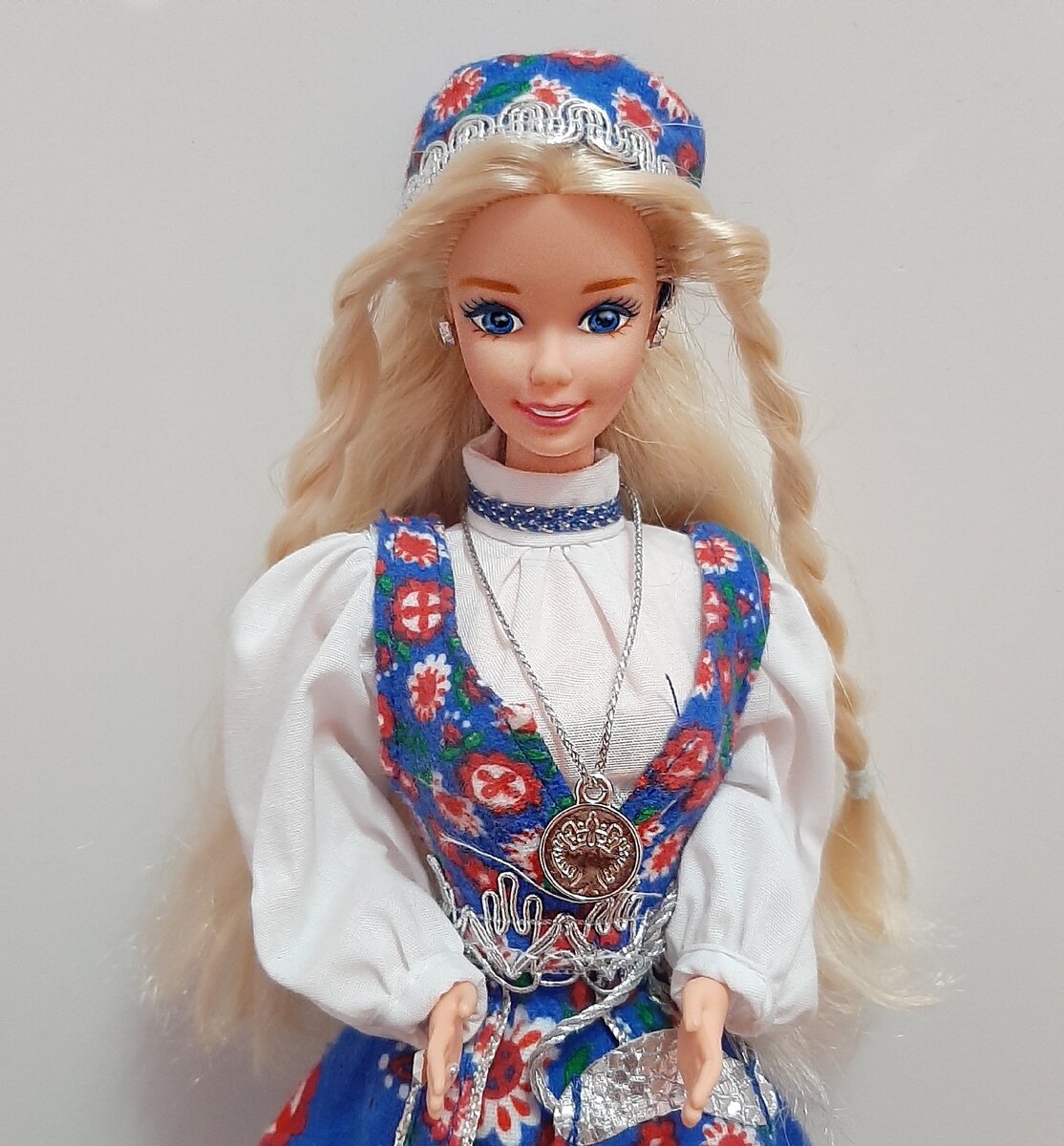 Фото спереди