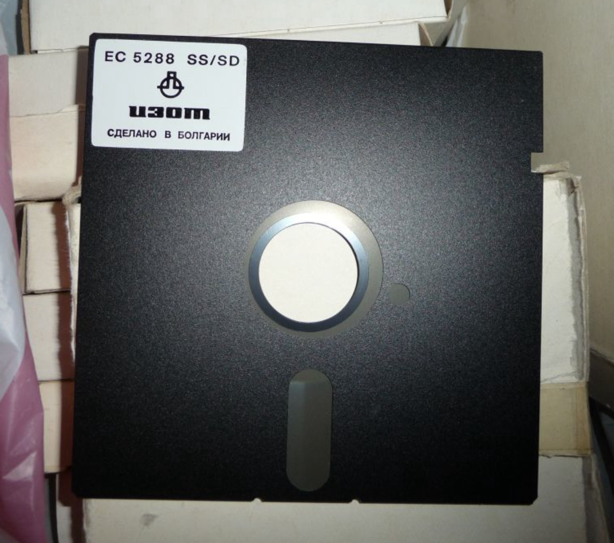 А еще бывают такие хранилища данных :) Моя тетя привезла мне сувенир с их предприятие