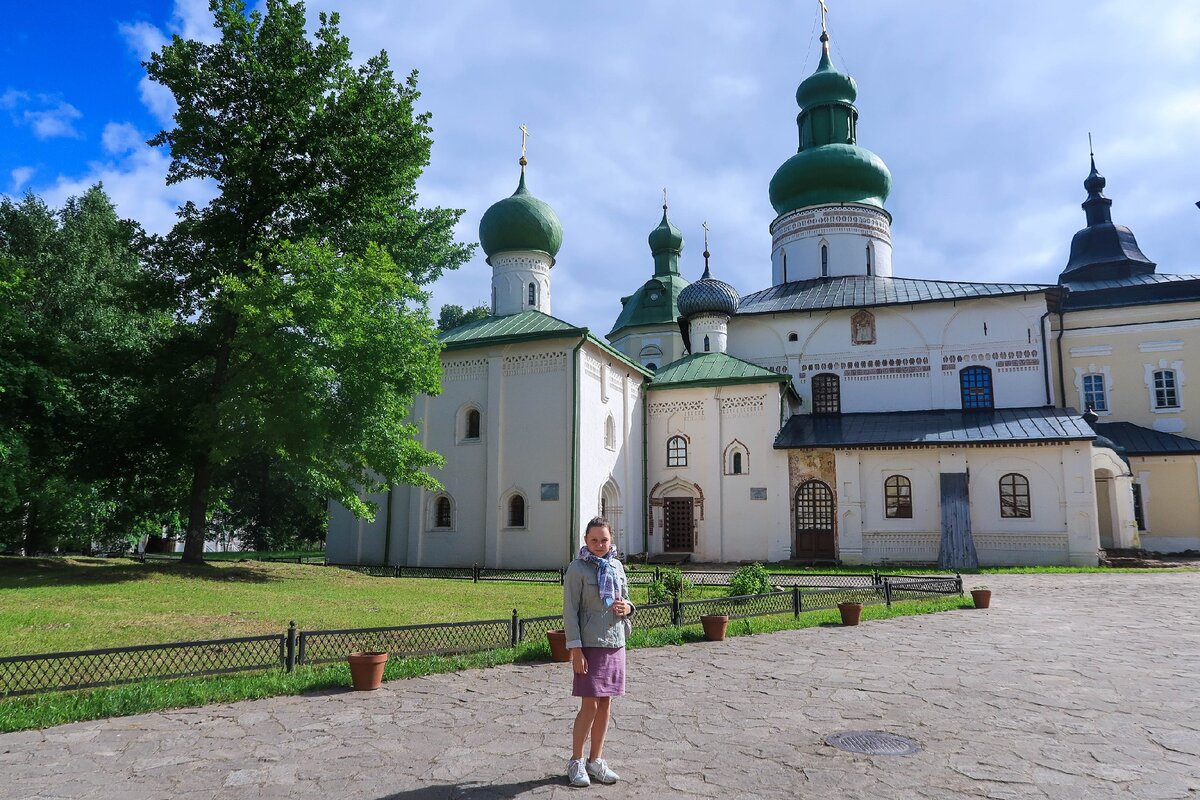 Кирилло белозерский мужской епархиальный монастырь. Достопримечательности Кирилло Белозерского монастыря. Кирилло-Белозерский монастырь. Церковь Сергия Радонежского Кирилло-Белозерский монастырь. Экскурсия по Кирилло Белозерскому монастырю.