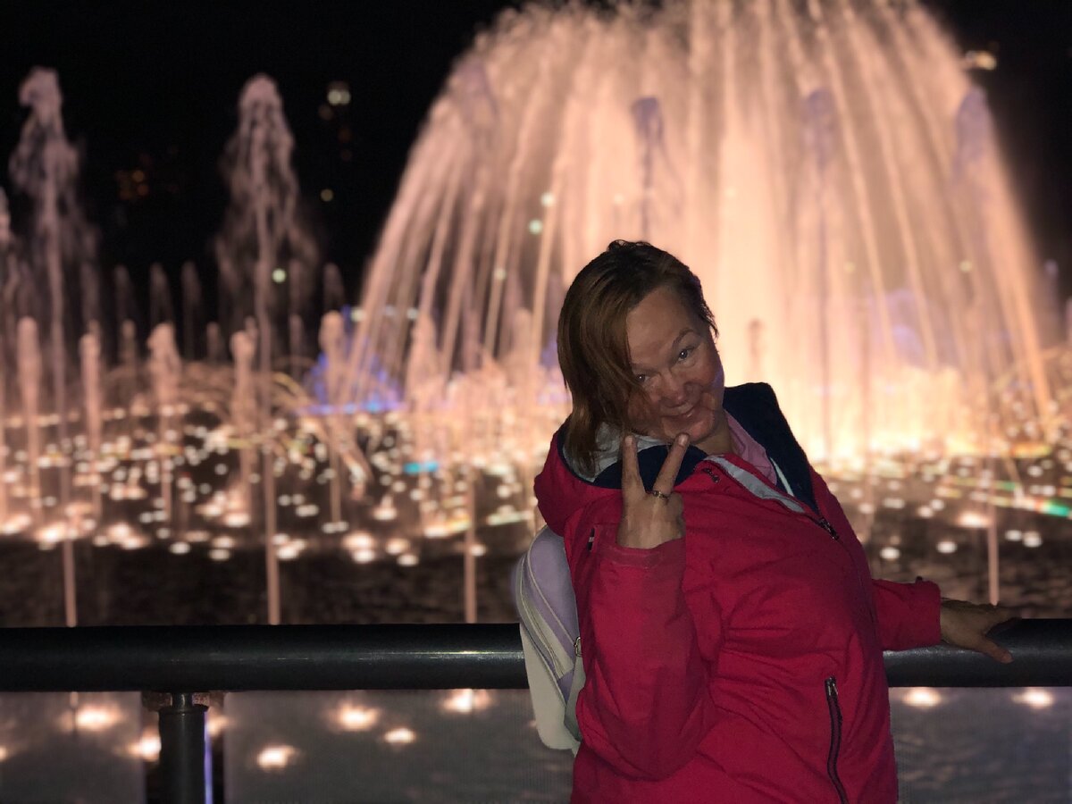 Здесь я смеюсь. Хотя внутри растекается боль. 