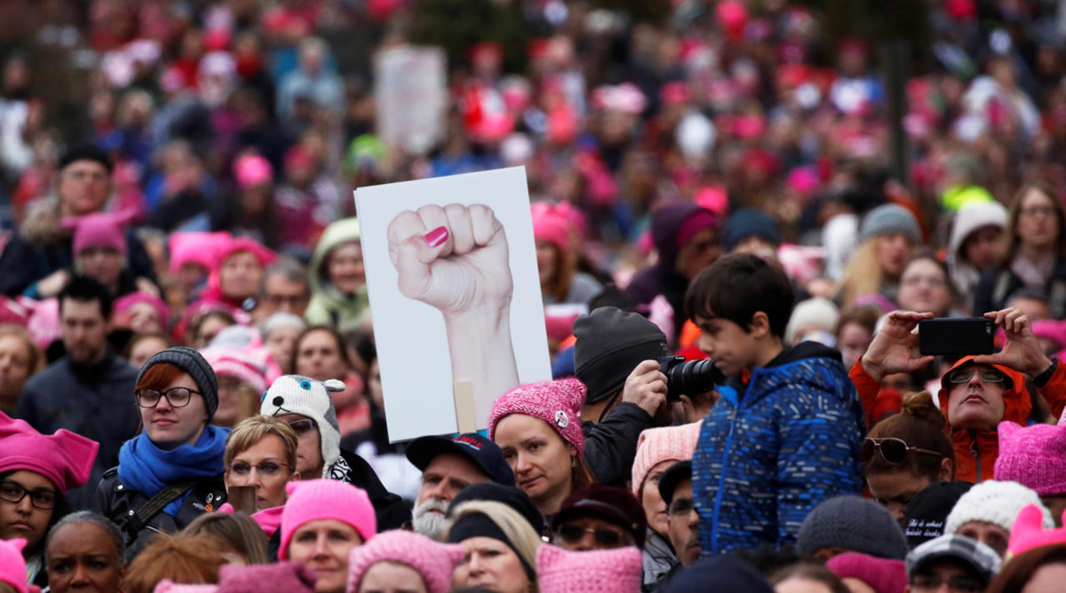 Митинг жен. Марш женщин в США. Женский митинг. Митинг феминисток в США. Парад феминисток