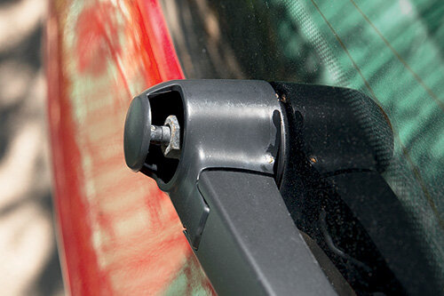 Аккуратней с форсункой омывателя заднего стекла: она хрупкая и легко ломается