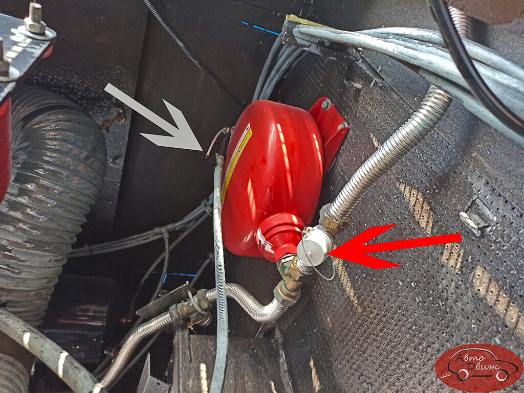 Белой стрелкой показан бикфордов шнур, красной стрелкой – форсунка системы пожаротушения. Всего таких форсунок в моторном отсеке 12 штук (по 4 на каждом модуле), и они «обслуживают» не только собственно двигатель и его системы, но и расположенный рядом автономный подогреватель