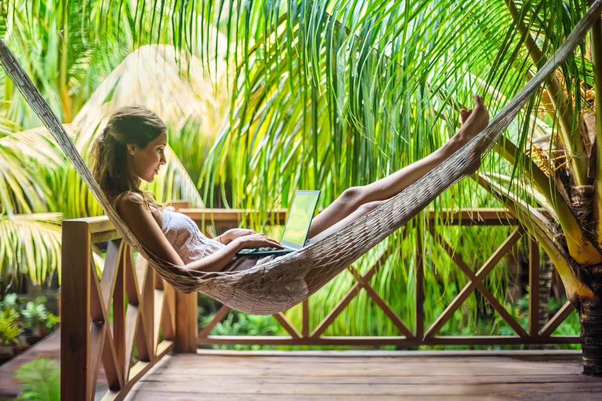 Источник: https://mediafiles.urlaubsguru.de/wp-content/uploads/2015/04/junge-frau-liegen-in-der-haengematte-mit-laptop-istock-520609970-2.jpg
