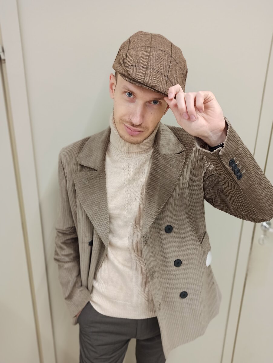 Вельветовый пиджак смотрится очень стильно с кнопкой.