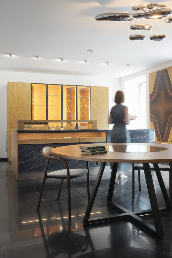 Вставка может быть поворотной или неповоротной, материалы – закаленное стекло, шпон, керамика, искусственный камень.