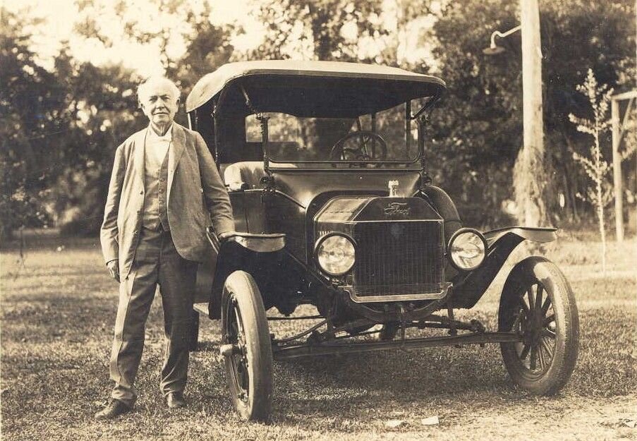 Томас Алва Эдисон в 1916 году. Рядом стоит Ford Model T - подарок ко дню рождения от Генри Форда.