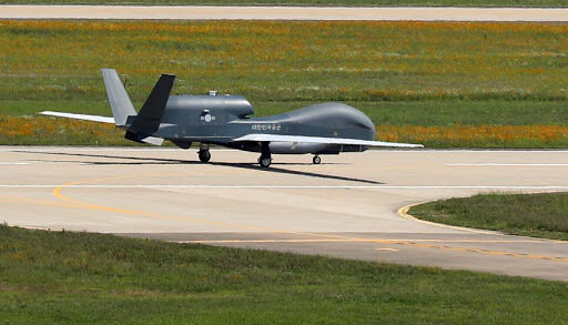 Беспилотный  летательный аппарат Global Hawk High Altitude (HUVA) на рулении на базе  ВВС в Сачхоне, провинция Южный Кёнсан. (Ренхап)