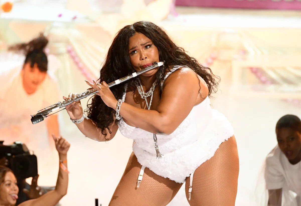 Лиззо выступает на сцене 2019 BET Awards 23 июня 2019 года в Лос-Анджелесе, Калифорния (фото Кевина Винтера / Getty Images)