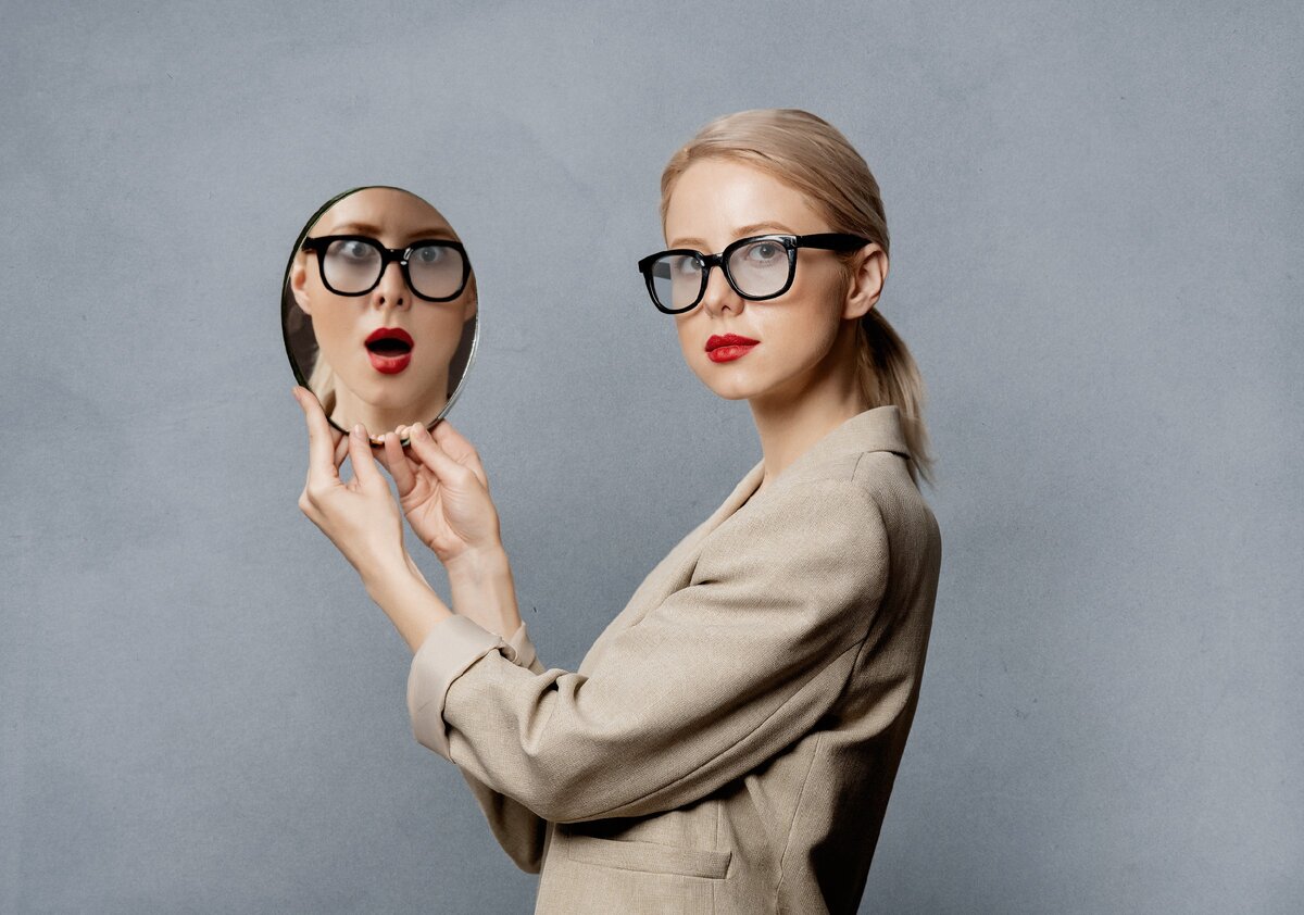 Разбитое зеркало - к горю.