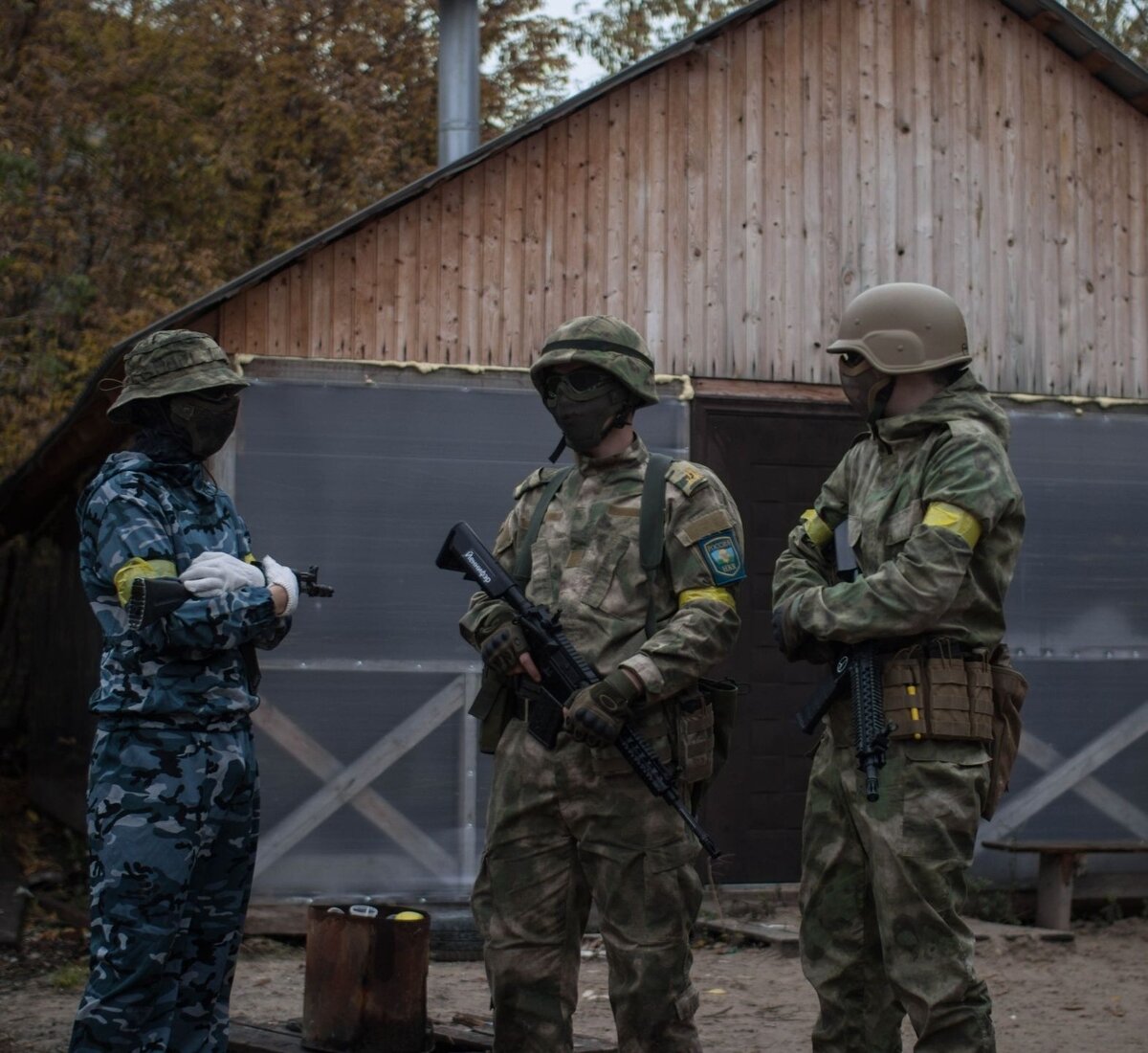 Вот, например, моё фото с одной из таких игр. На заднем плане видна теплая беседка в которой можно спокойно отдохнуть после игры под шашлыки!