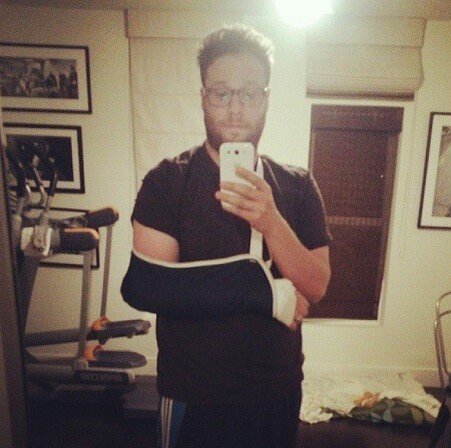 Понятно, что есть разные случаи, если первый сломал себе руку, но готовился к мега важным соревнованиям, то отношение к ситуации ему изменить сложнее. Из таких случаев создаются драматические фильмы и книги. И также есть веселый чувачек, который всех троллит своим гипсом и смеясь, всем вокруг рассказывает как ржачно он ее сломал, а это уже сюжет для комедии.